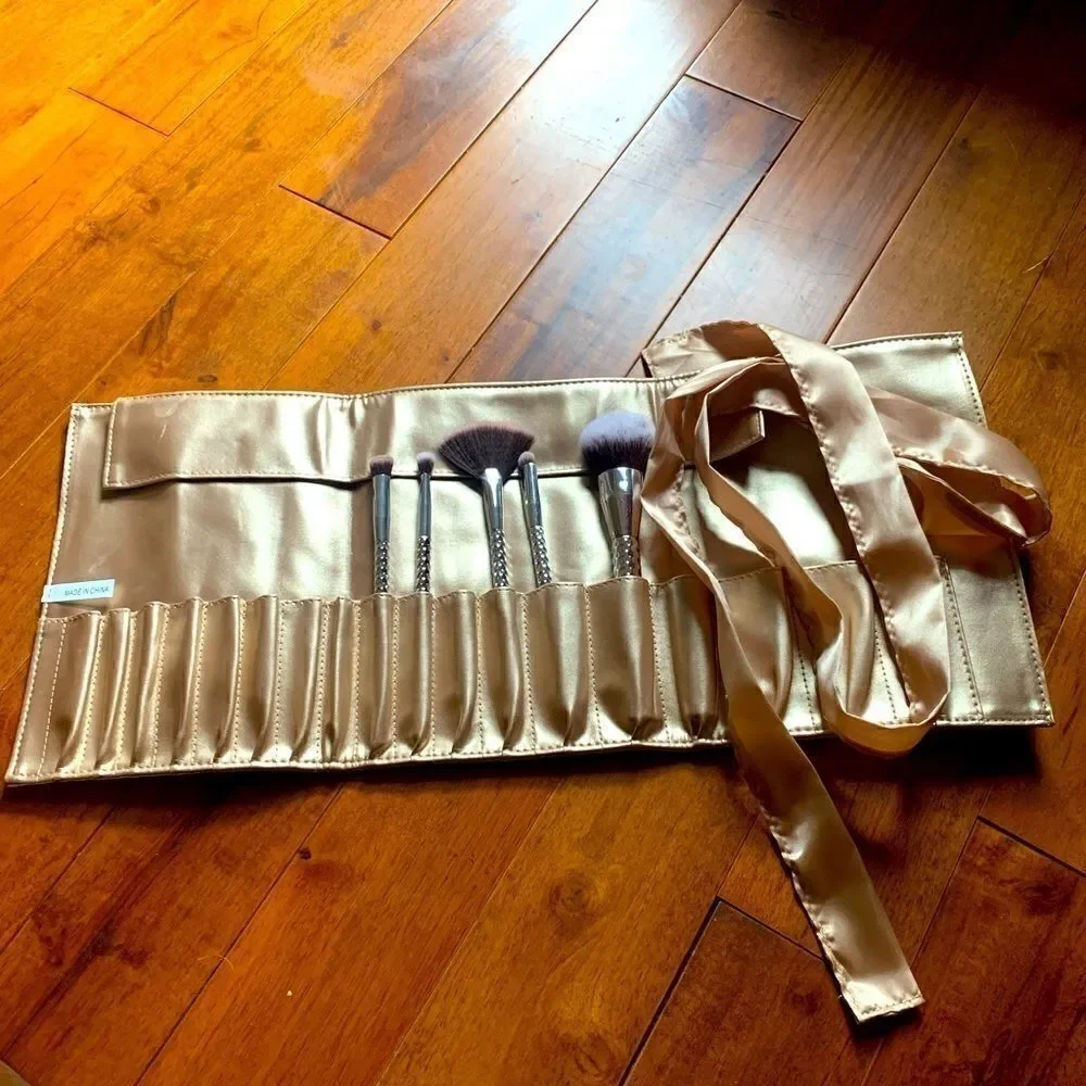 Brush holder case with 5 silver brushes